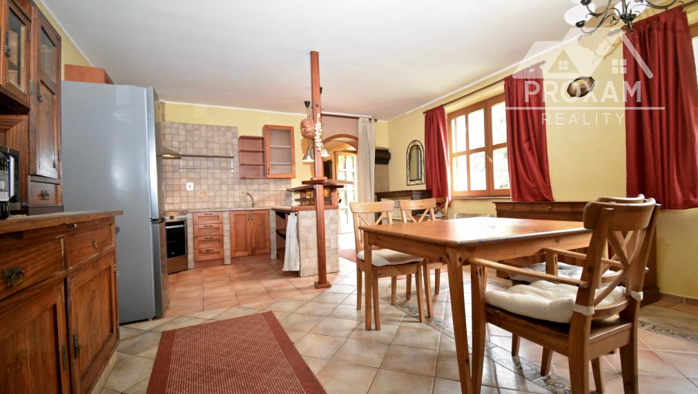 Na predaj štýlový rodinný dom s rozľahlým pozemkom 4 500 m² v obci Ľuboreč