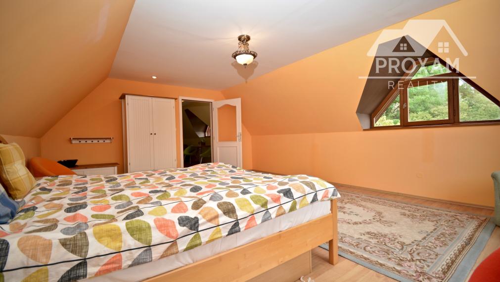 Na predaj štýlový rodinný dom s rozľahlým pozemkom 4 500 m² v obci Ľuboreč