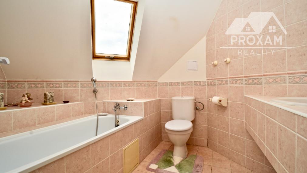 Na predaj štýlový rodinný dom s rozľahlým pozemkom 4 500 m² v obci Ľuboreč