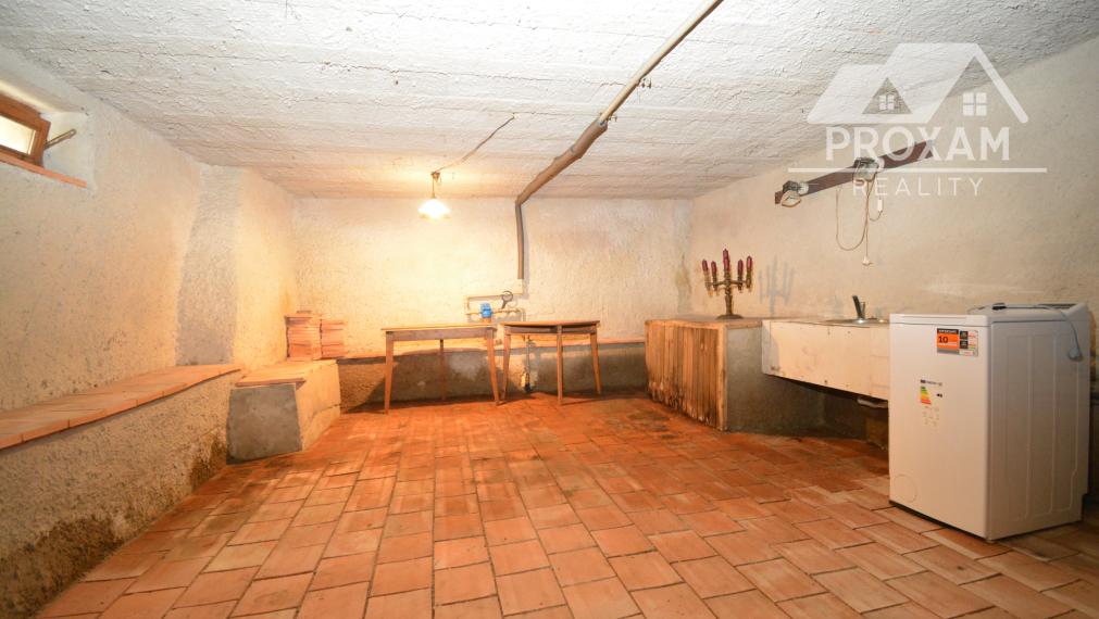 Na predaj štýlový rodinný dom s rozľahlým pozemkom 4 500 m² v obci Ľuboreč