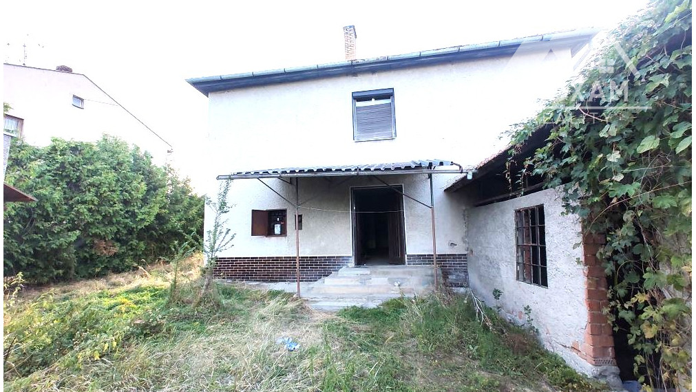 ponúkame Na predaj poschodový rodinný dom v obci Čakanovce.
