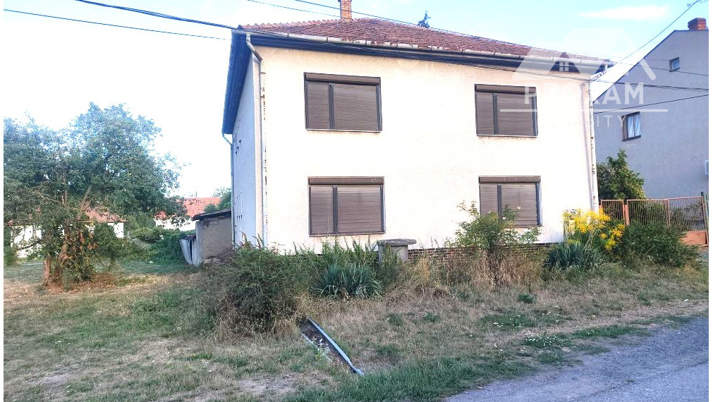 ponúkame Na predaj poschodový rodinný dom v obci Čakanovce.