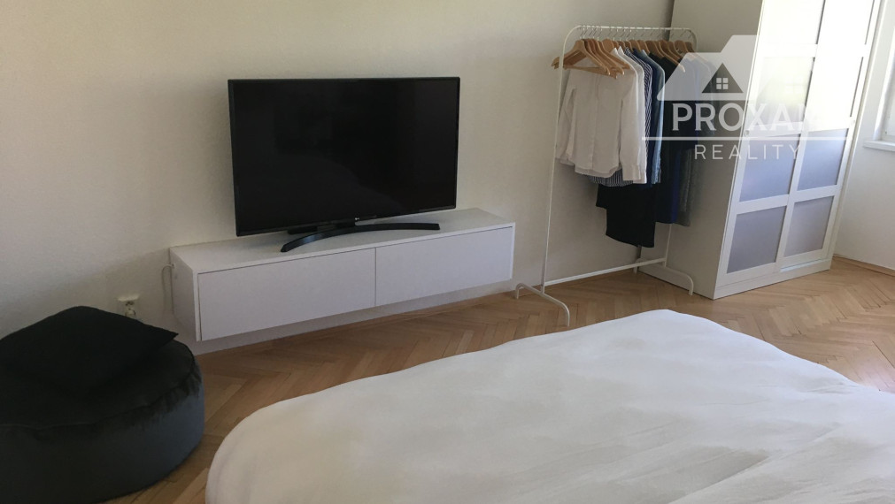 NA PREDAJ SLNEČNÝ 1-IZBOVÝ BYT S VÝMEROU 41,05 m², PO REKONŠTRUKCII V ŽIADANEJ LOKALITE THK, BANSKÁ BYSTRICA