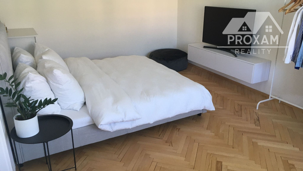 NA PREDAJ SLNEČNÝ 1-IZBOVÝ BYT S VÝMEROU 41,05 m², PO REKONŠTRUKCII V ŽIADANEJ LOKALITE THK, BANSKÁ BYSTRICA