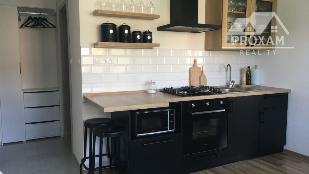 NA PREDAJ SLNEČNÝ 1-IZBOVÝ BYT S VÝMEROU 41,05 m², PO REKONŠTRUKCII V ŽIADANEJ LOKALITE THK, BANSKÁ BYSTRICA
