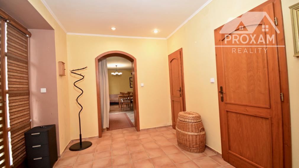 Na predaj štýlový rodinný dom s rozľahlým pozemkom 4 500 m² v obci Ľuboreč