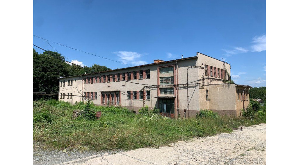 Trojpodlažná budova na podnikanie