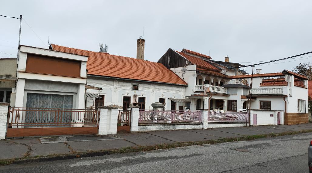 Znížená cena. Predaj  rod. domu a komplex budov v Lučenci časť Opatová