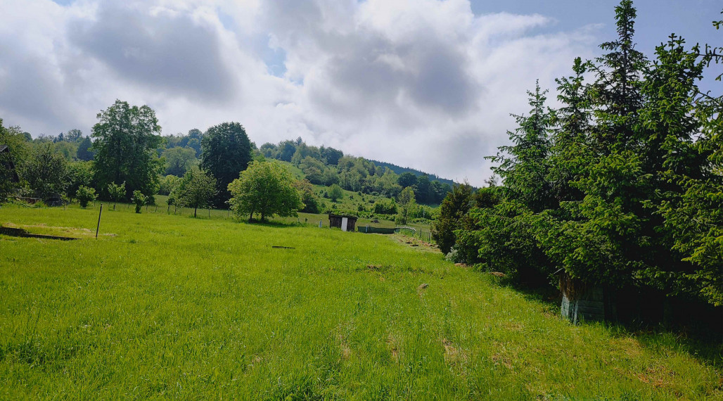 Exkluzívne ponúkame na predaj pozemok vhodný na výstavbu rodinného domu