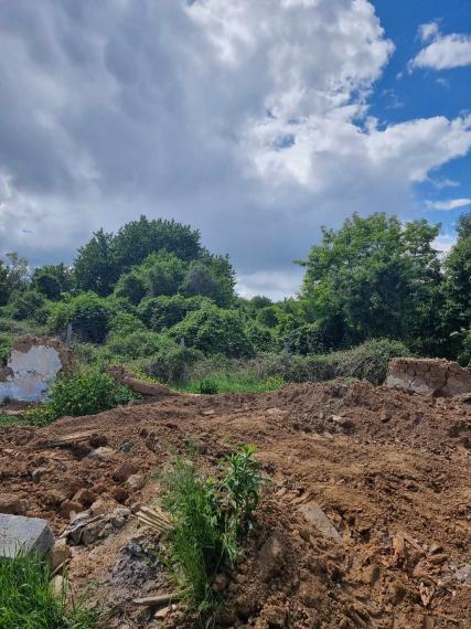 Na predaj pozemok vhodný na výstavbu domu, chaty, rekreačné účely.