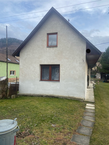 Na predaj trojizbový dom