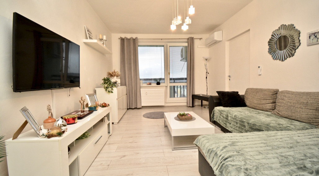 Priestranný 2-izbový byt s 2mi loggiami a výhľadom v Lučenci