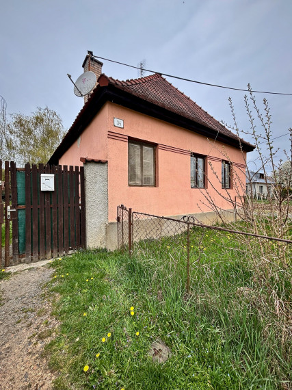 Dom s veľkorysým pozemkom a vlastným ovocným sadom