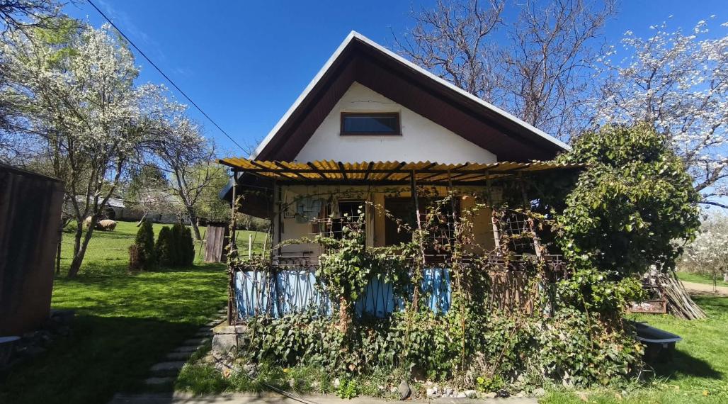 Predaj, väčší pozemok s chatou