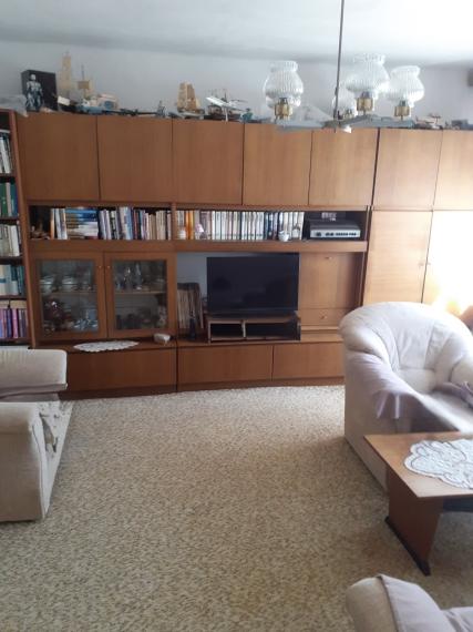 Ponúkame na predaj 2-izbový byt o výmere 65 m² v obci Tlmače (okres Levice).
