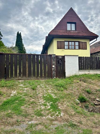 Na predaj štýlový rodinný dom s rozľahlým pozemkom 4 500 m² v obci Ľuboreč