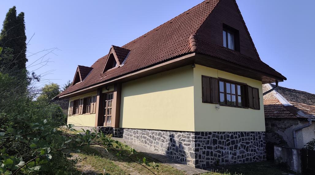 Na predaj štýlový rodinný dom s rozľahlým pozemkom 4 500 m² v obci Ľuboreč