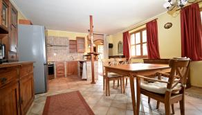 Na predaj štýlový rodinný dom s rozľahlým pozemkom 4 500 m² v obci Ľuboreč - fotografia 10