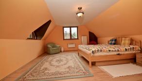 Na predaj štýlový rodinný dom s rozľahlým pozemkom 4 500 m² v obci Ľuboreč - fotografia 16