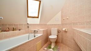Na predaj štýlový rodinný dom s rozľahlým pozemkom 4 500 m² v obci Ľuboreč - fotografia 19