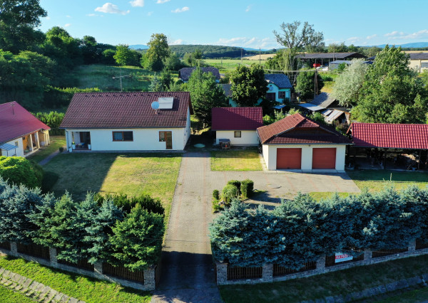 Na predaj dva rodinné domy s rozsiahlym pozemkom