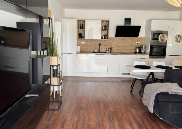 NA PREDAJ: Elegantný 2-izbový byt s priestrannou loggiou, infra saunou a 2 parkovacími miestami – Bakossova, Banská Bystrica