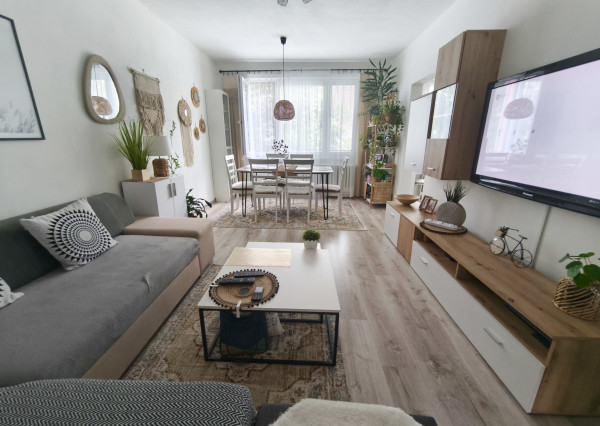 Priestranný dvojizbový byt s balkónom
