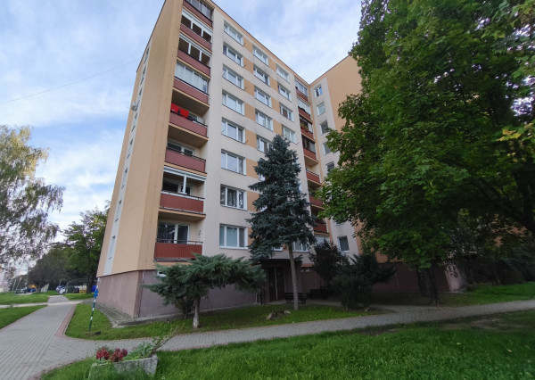 Trojizbový byt s balkónom a výťahom