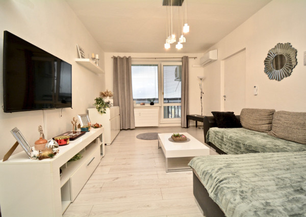 Priestranný 2-izbový byt s 2mi loggiami a koplet zariadením