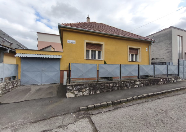 Na predaj prízemný 2-izbový rodinný dom v tichej lokalite