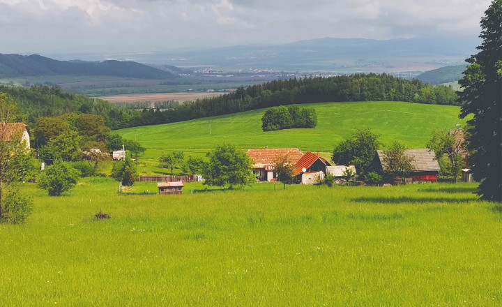 Exkluzívne ponúkame na predaj pozemok vhodný na výstavbu rodinného domu - fotografia 1
