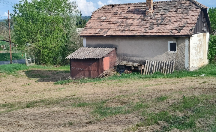 Na predaj rozsiahly pozemok na výstavbu rodinného domu - fotografia 1