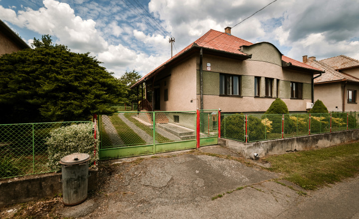 Predaj rodinného domu v obci Divín s výhľadom na hrad - fotografia 1