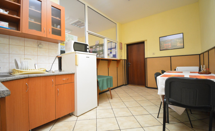 Administratívna budova s rozvojovým potenciálom - fotografia 13