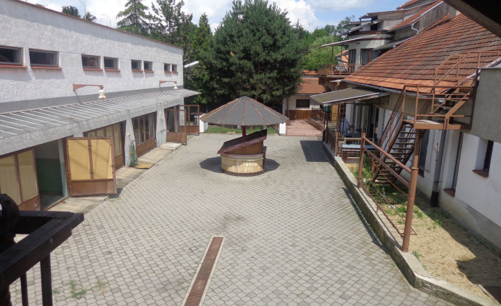 Znížená cena. Predaj rodinného domu a komplex budov v Lučenci časť Opatová - fotografia 16
