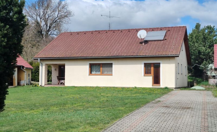 Na predaj dva rodinné domy s rozsiahlym pozemkom - fotografia 2