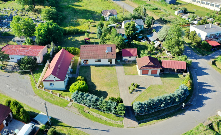 Na predaj dva rodinné domy s rozsiahlym pozemkom - fotografia 28
