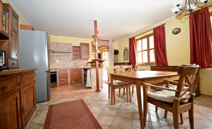 Na predaj štýlový rodinný dom s rozľahlým pozemkom 4 500 m² v obci Ľuboreč - fotografia 9