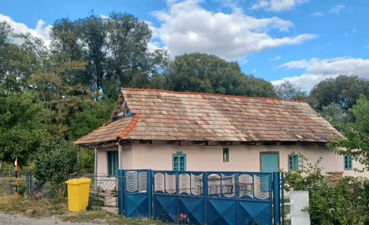 Na predaj je prízemný rodinný dom/chalupa/.