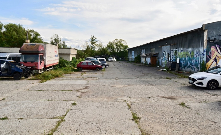 Na predaj priestranná komerčná budova s nakladacou rampou - fotografia 13