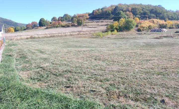 Na predaj stavebný pozemok s celkovou výmerou 2 444 m² Detva - fotografia 1
