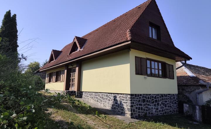 Na predaj štýlový rodinný dom s rozľahlým pozemkom 4 500 m² v obci Ľuboreč