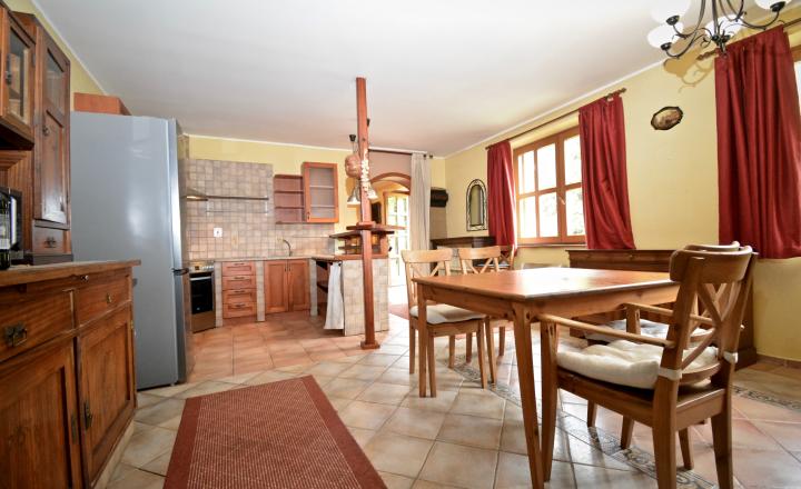 Na predaj štýlový rodinný dom s rozľahlým pozemkom 4 500 m² v obci Ľuboreč - fotografia 9