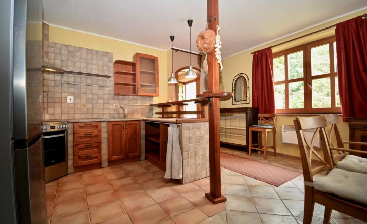 Na predaj štýlový rodinný dom s rozľahlým pozemkom 4 500 m² v obci Ľuboreč - fotografia 11