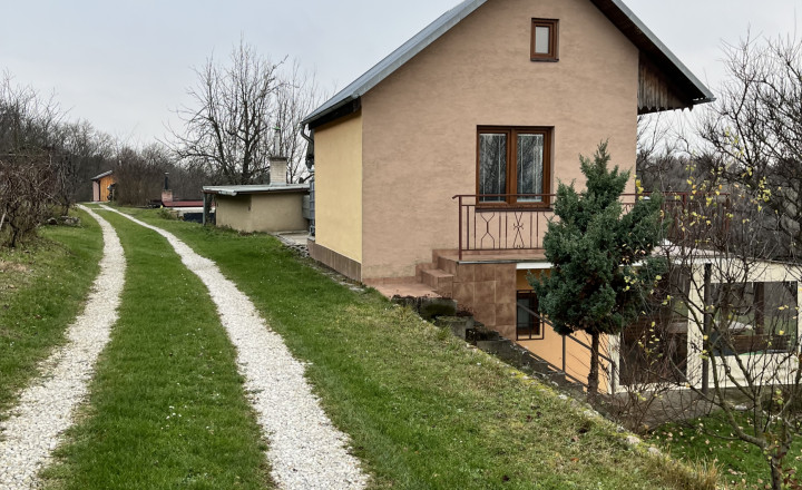 Výhodná ponuka- dve chatky s veľkým pozemkom v Beckove - fotografia 2