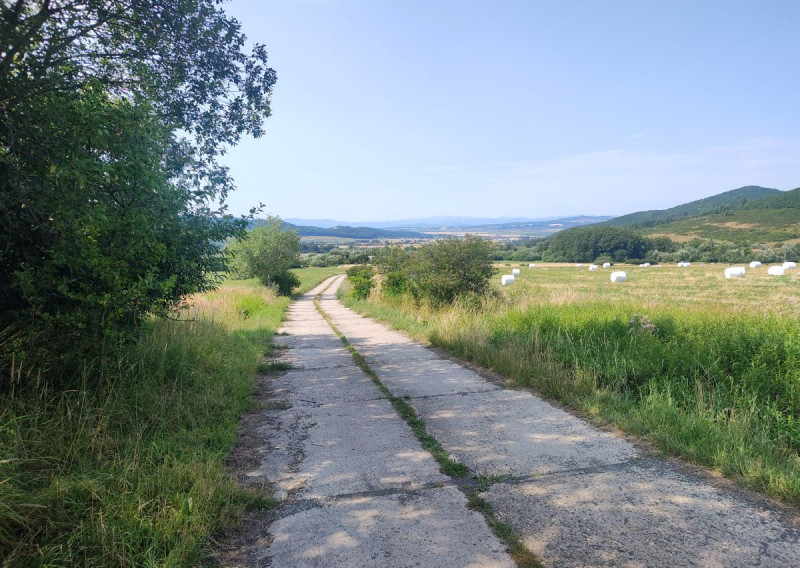 Na predaj rovinatý pozemok 1205m2 na rekreačné účely.